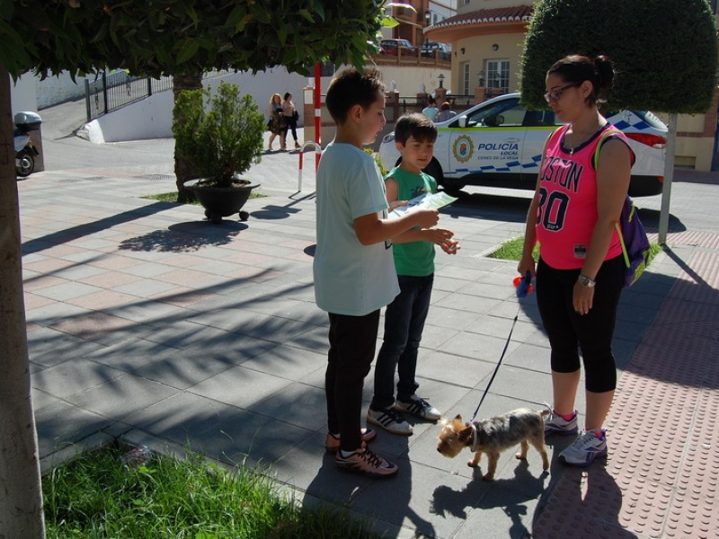 Escolares de Cenes de la Vega inician una campaña para acabar con los excrementos de perros en las calles